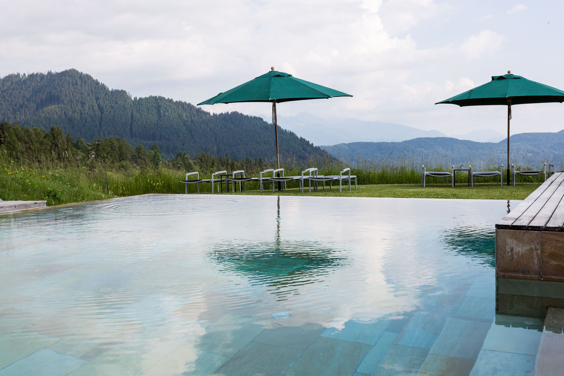 Weite atmen am Infinity Pool am Zirmerhof