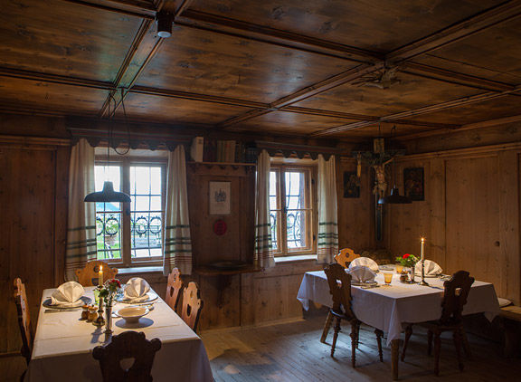 Restaurant im bäuerlichen Stil im Traditionshotel in Südtirol.